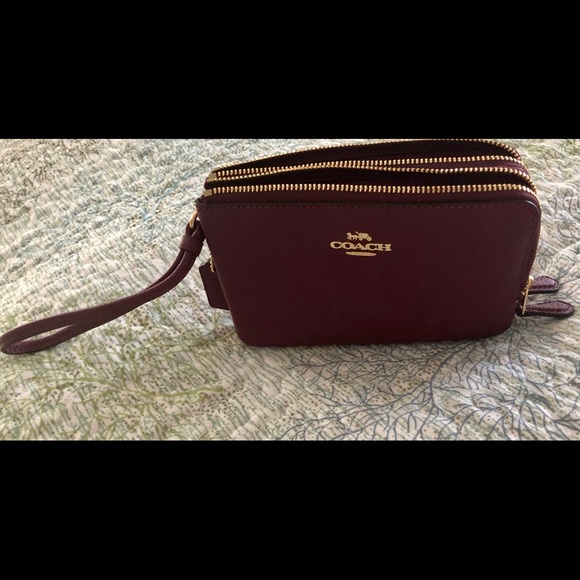 *SOLD* Coach Corner Zip Wallet. Berry Leather NWT - Picture 3 of 5